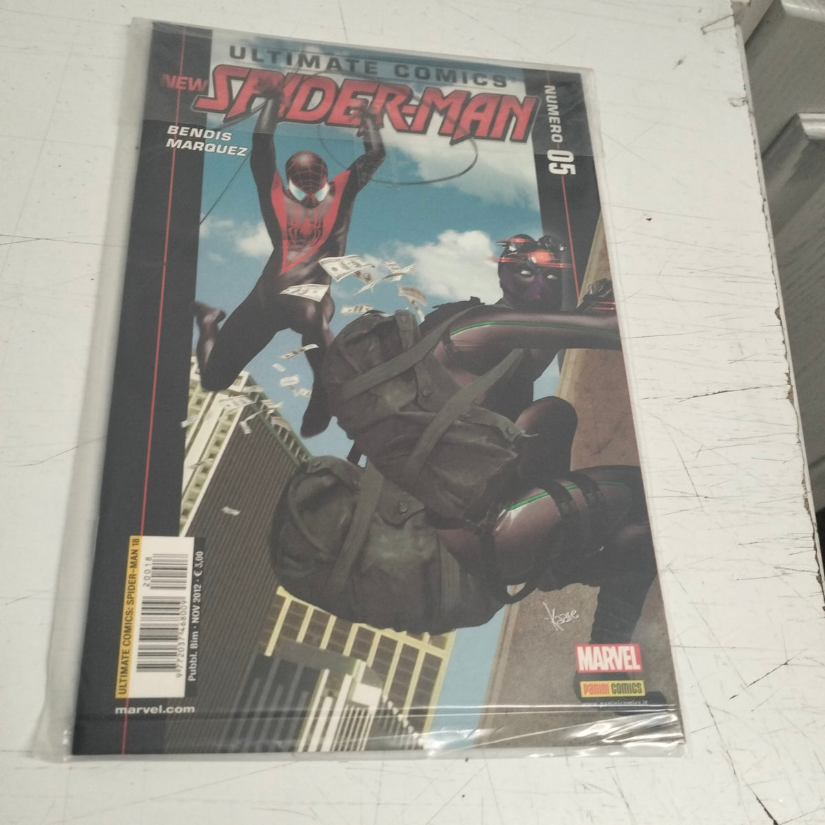 ULTIMATE COMICS NEW SPIDER - MAN 18  ( 5 ) - BENDIS MARQUEZ  - PANINI COMICS-2013